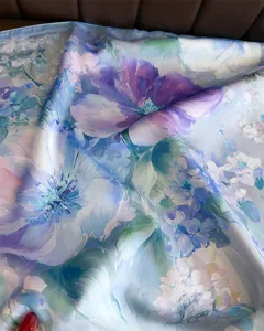 Foulard carré en simie soie florale style coréen, élégant châle bleu artistique pour femmes.