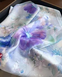 Foulard carré en imitation soie à motif floral, tissu léger doux, vue de détail exquise.