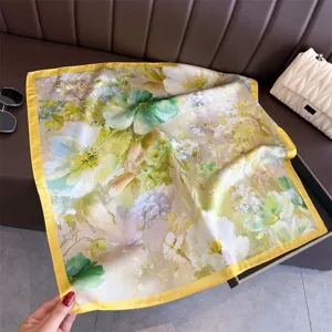 Élégante foulard carré à imprimé floral pour femmes, bandana vintage soyeux.