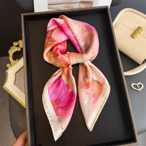 Foulard carré en satin avec motif floral pour femme, élégant bandeau ou tour de cou élégant.