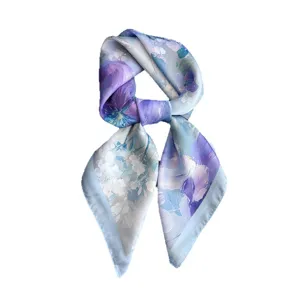 Foulard carre de soie motif floral bleu style Coreen elegante protection solaire pour femme