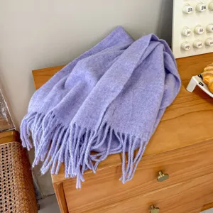Morbida e calda sciarpa invernale con frange in lilla lavanda, elegante foulard accogliente.