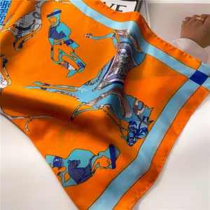 Lujoso pañuelo cuadrado de seda naranja con diseño clásico de caballos y carrozas para mujeres.