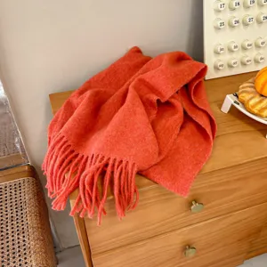 Comoda sciarpa invernale arancione con frange, morbido materiale tessuto stile chic.