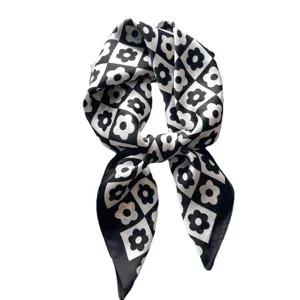 Pañuelo cuadrado con estampado floral en blanco y negro elegante bufanda tacto seda.