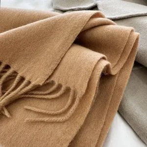 Klassieke effen wollen sjaal in kameel, warme winter franje comfortabele dames accessoire.