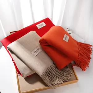 Dettaglio sciarpa invernale tinta unita spessa, design frangiato lavorato a maglia, chic.