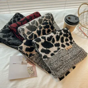 Comoda sciarpa in maglia leopardata da donna, caldo accessorio moda invernale ed elegante.