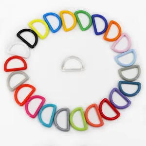 Assortimento di anelli a D in plastica colorata, fibbie semicircolari per borse fai-da-te.