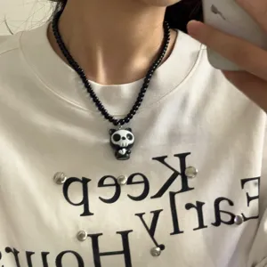 Collar de cuentas negras gótico con lindo colgante de calavera, joyería alternativa.