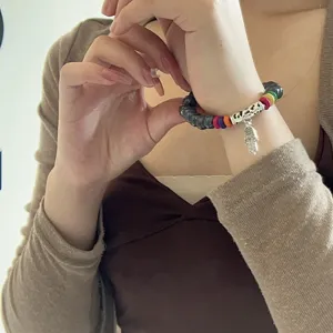 Pulsera de cuentas de estilo étnico con colgante de metal, cuentas de madera y piedra vintage.