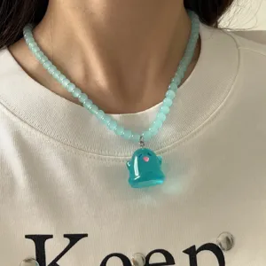 Collar de cuentas con colgante de fantasma azul lindo, accesorio de joyería para mujer.