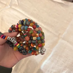 Pulsera de cuentas de cerámica y madera estilo boho para mujer, detalle de joyería étnica.