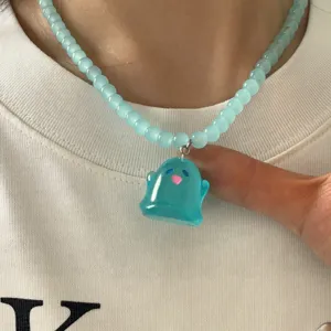 Collar de cuentas azules con lindo colgante de fantasma, accesorio elegante para mujeres.