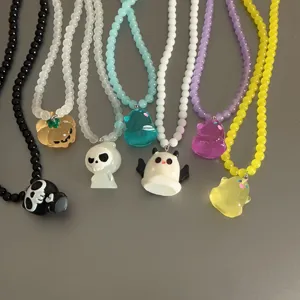 collar de cuentas con colgante de calabaza fantasma luminosa Halloween para mujer