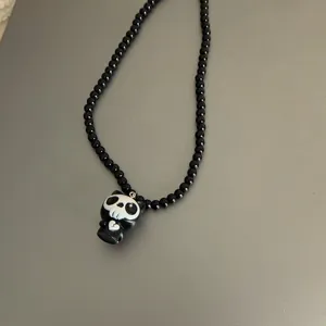 Collar de cuentas negras con bonito colgante de calavera de dibujos animados, joyería gótica.