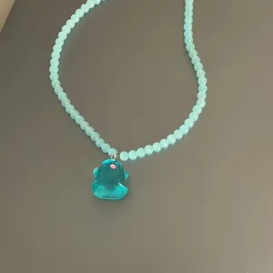 Collar de cuentas con colgante de fantasma azul lindo, joyería elegante para mujeres.