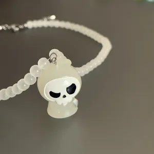 Collar con colgante de fantasma luminoso de Halloween con cuentas, joya espeluznante bonita.