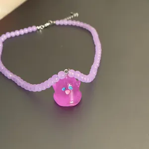Collar de cuentas púrpura con lindo colgante fantasma translúcido joyería Halloween