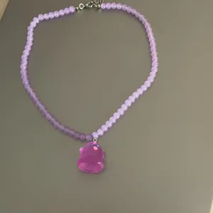 Collar de cuentas moradas con lindo colgante de fantasma, accesorio de joyería de Halloween.