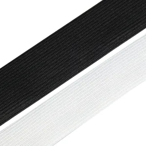 Primo piano dettagliato del nastro elastico piatto nero e bianco per vita e cucito sartoriale.