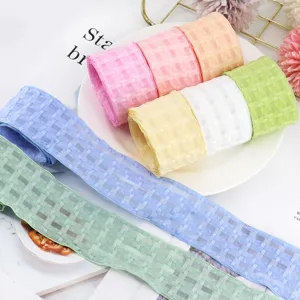 Rotoli di tessuto a rete in nastro di chiffon quadrettato colorato per fai da te e fiocchi.