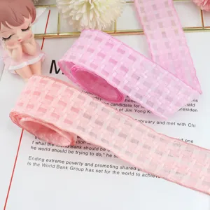 Nastro in chiffon a quadri rosa per fiocchi fai-da-te, confezioni regalo e accessori sartoriali.
