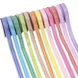 Nastri a quadretti colorati in rotoli per confezioni regalo, artigianato e fiocchi fai da te.