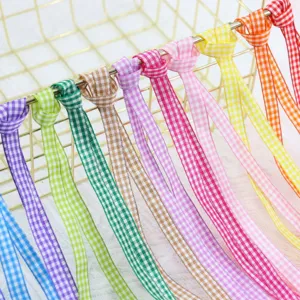 Nastro a quadri colorato per confezioni regalo, fai da te e decorazioni festive.