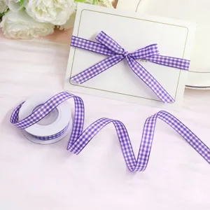 Nastro a quadri viola per confezioni regalo, artigianato e fiocchi fai da te. Tessuto elegante.
