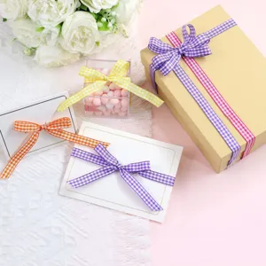 Nastri a quadretti vichy per confezioni regalo, fiocchi decorativi fatti a mano fai da te.