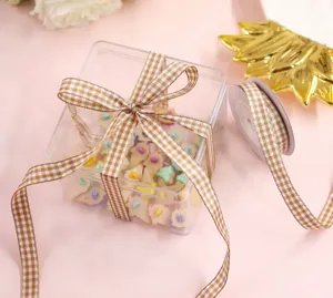 Nastro a quadri marrone per confezione regalo fai da te fiocco decorazione dettaglio.