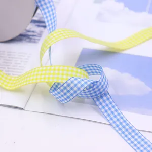 Dettaglio nastro a quadri vichy blu e giallo per confezioni regalo e decorazioni fai da te.