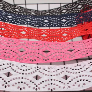 Gros plan de rubans ajourés ondulés de 3,8 cm en plusieurs couleurs pour nœuds DIY et couture.