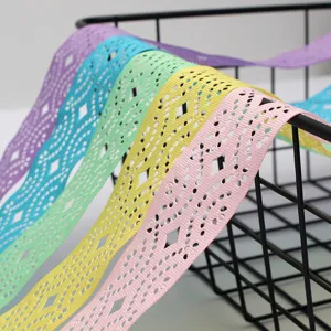 Détail de ruban ajouré coloré, bordure en tissu à motif losange ondulé pour artisanat et nœud DIY.