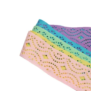 Vue détaillée du ruban ajouré ondulé de 3.8cm, accessoire de vêtement nœud DIY.