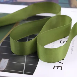 Unifarbenes olivgrünes Satinband für DIY-Schleifen, Geschenke und Feiertagsdekoration.