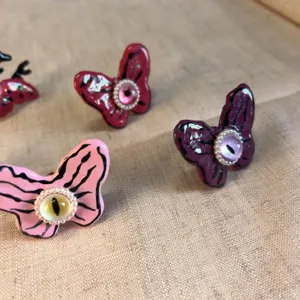 Anello farfalla gotico Y2K fatto a mano con occhio di vetro e perle per look edgy e cool.