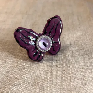 Anello farfalla gotico Y2K con occhio di vetro, gioiello di moda in resina viola artigianale.