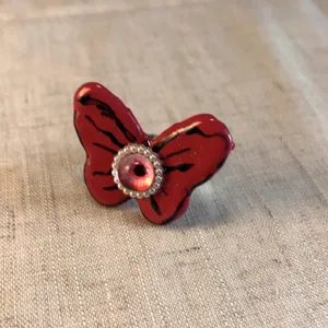 Anello farfalla rosso gotico Y2K con bulbo oculare in vetro realistico e dettagli dipinti a mano