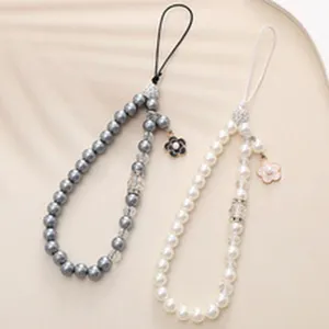 Elegante Perlen Handykette mit süßem Blumenanhänger, stilvolles Accessoire für Handys.
