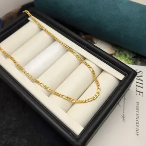 Collar de cadena cubana de acero de titanio con baño de oro de 18K, primer plano del eslabón.