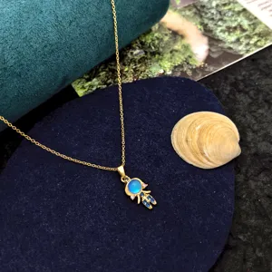 Gros plan sur le collier pendentif princesse de conte de fées plaqué or avec zircone.