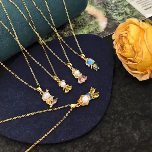 Joli collier pendentif princesse fée avec des zircons colorés et une chaîne en or.