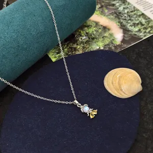 Gros plan détaillé du pendentif collier princesse de conte avec pierres zircon scintillantes.