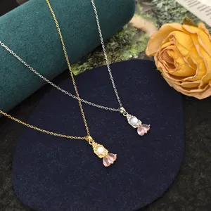 Vue détaillée du collier de princesse de conte de fées tendance avec de beaux zirconiums.