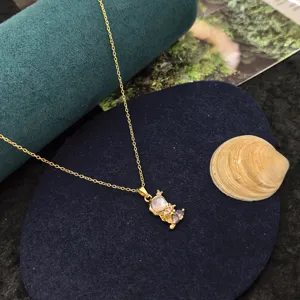 Charmant collier pendentif princesse de conte de fées avec zircone colorée et chaîne dorée.
