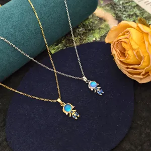 Vue détaillée de colliers pendentif zircon princesse fée en finition or et argent.