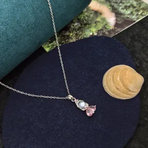 Collier princesse de conte de fées exquis avec zircon rose scintillant et fine chaîne en argent.