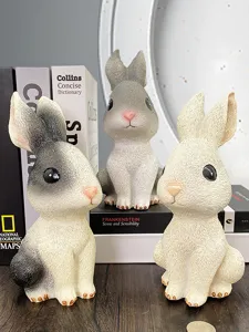 Gedetailleerd uitzicht op schattige konijn spaarpot bureau decoratie hars materiaal.